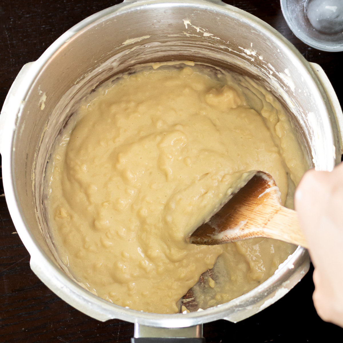 ココナッツミルクと砂糖を加えた緑豆ペースト。緑豆お汁粉ベースのできあがり