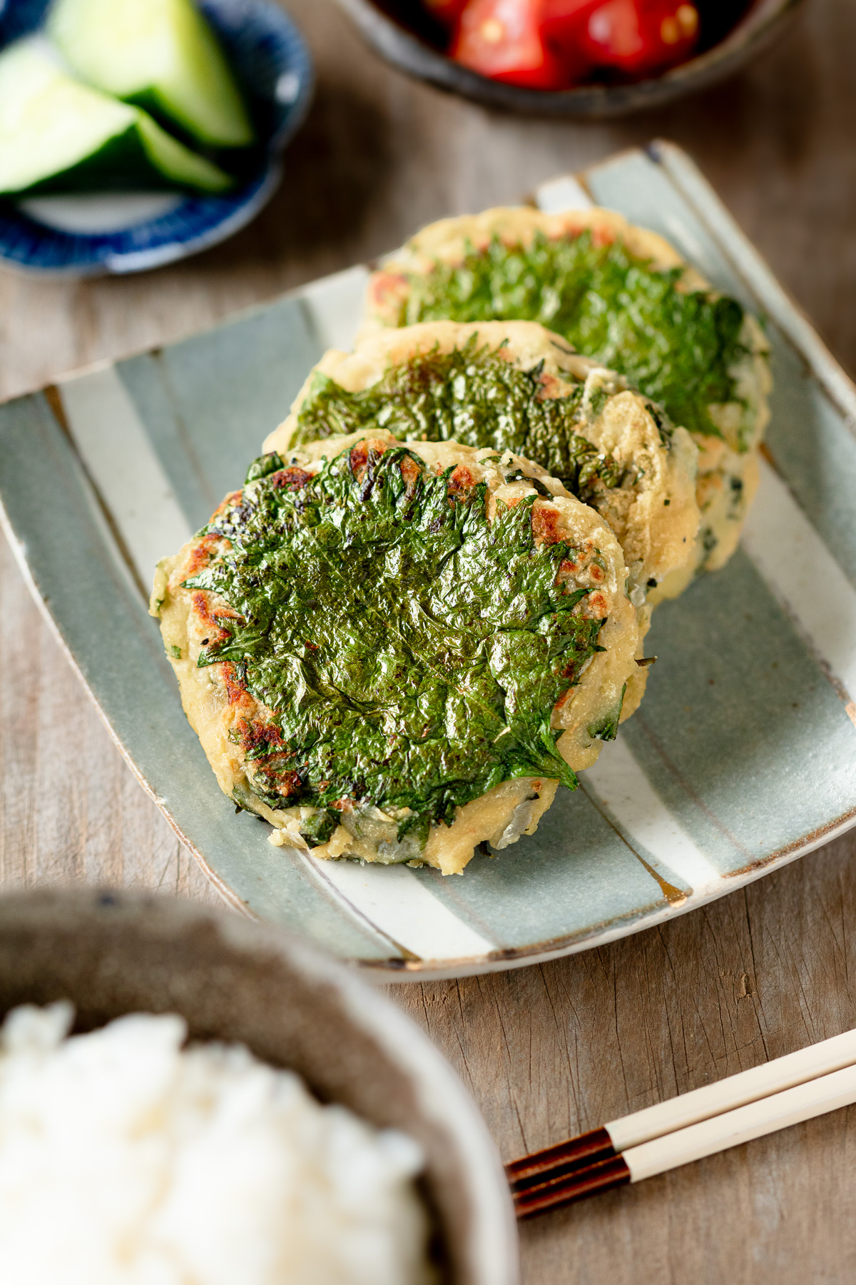 完成したムング豆の焼きコロッケを盛り付けた一皿