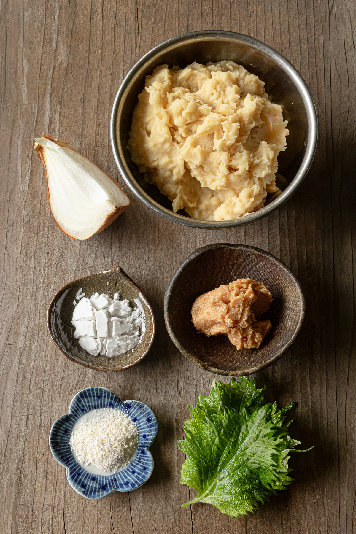 ムング豆の大葉焼きに使う材料、挽き割りムング豆マッシュ・玉ねぎ・米麹味噌・大葉・甜菜糖・片栗粉