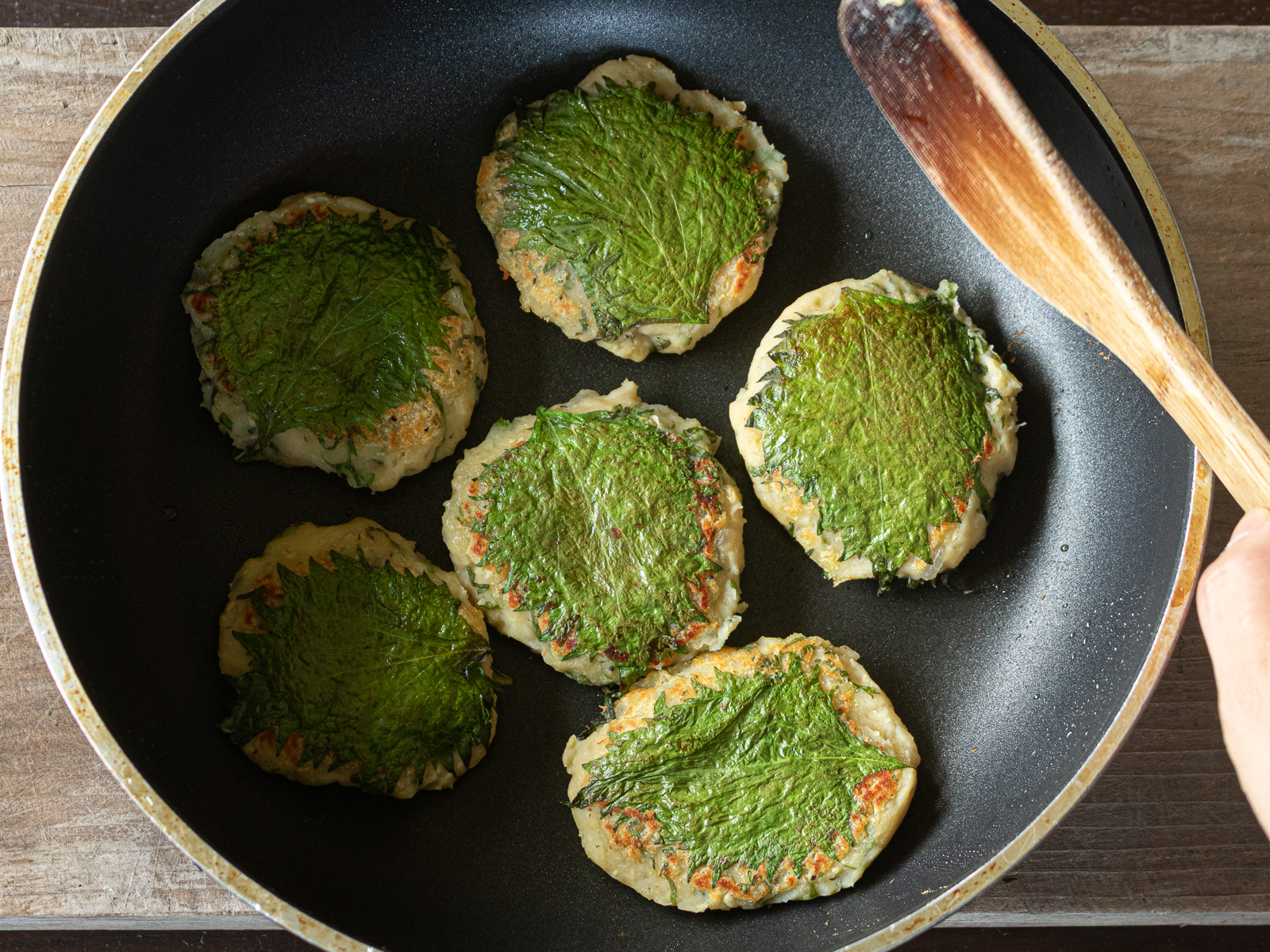 フライパンで焼き色がついたムング豆の大葉焼き