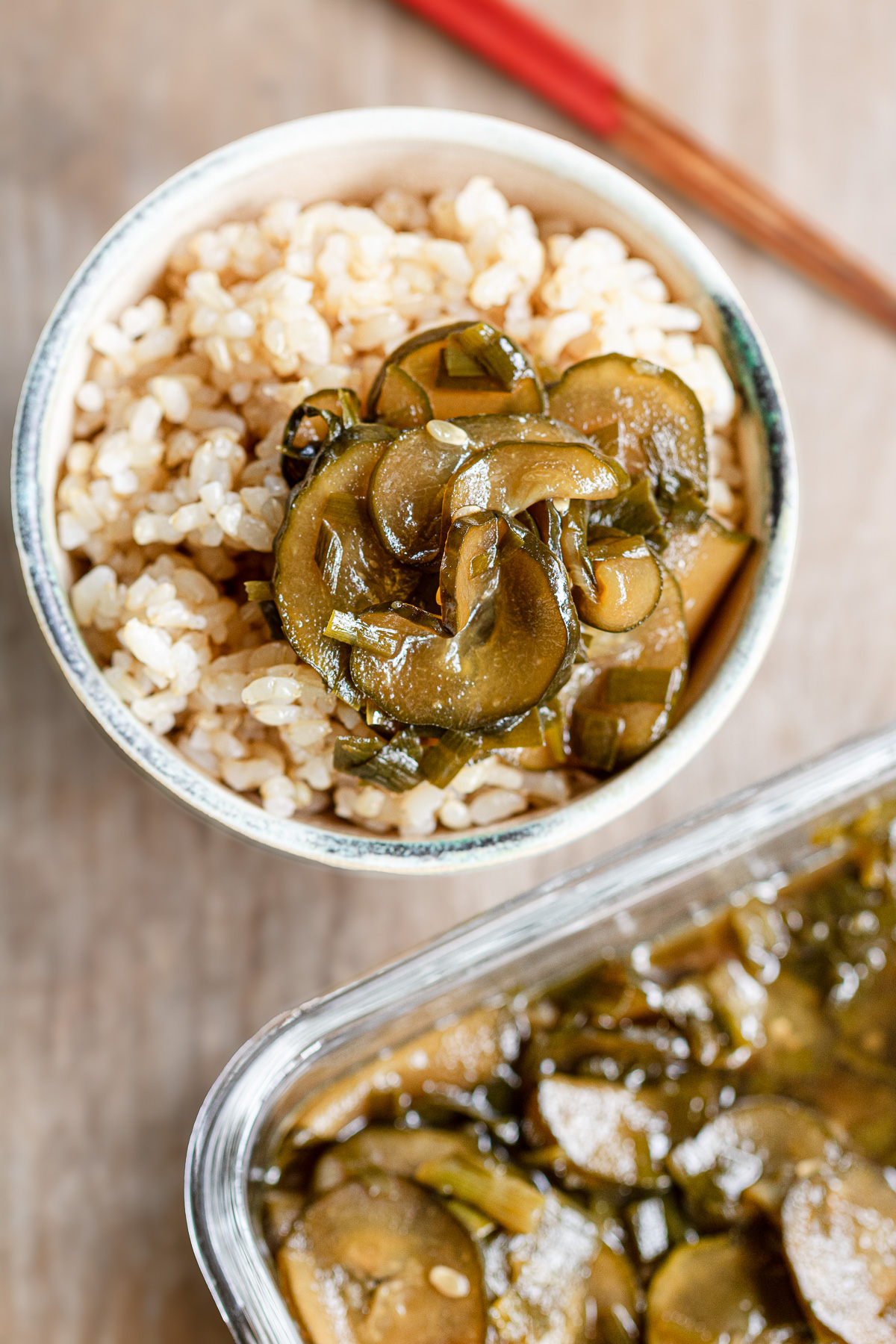 薄切りきゅうりで作るパリパリ漬け、夏の常備菜をご飯にのせて