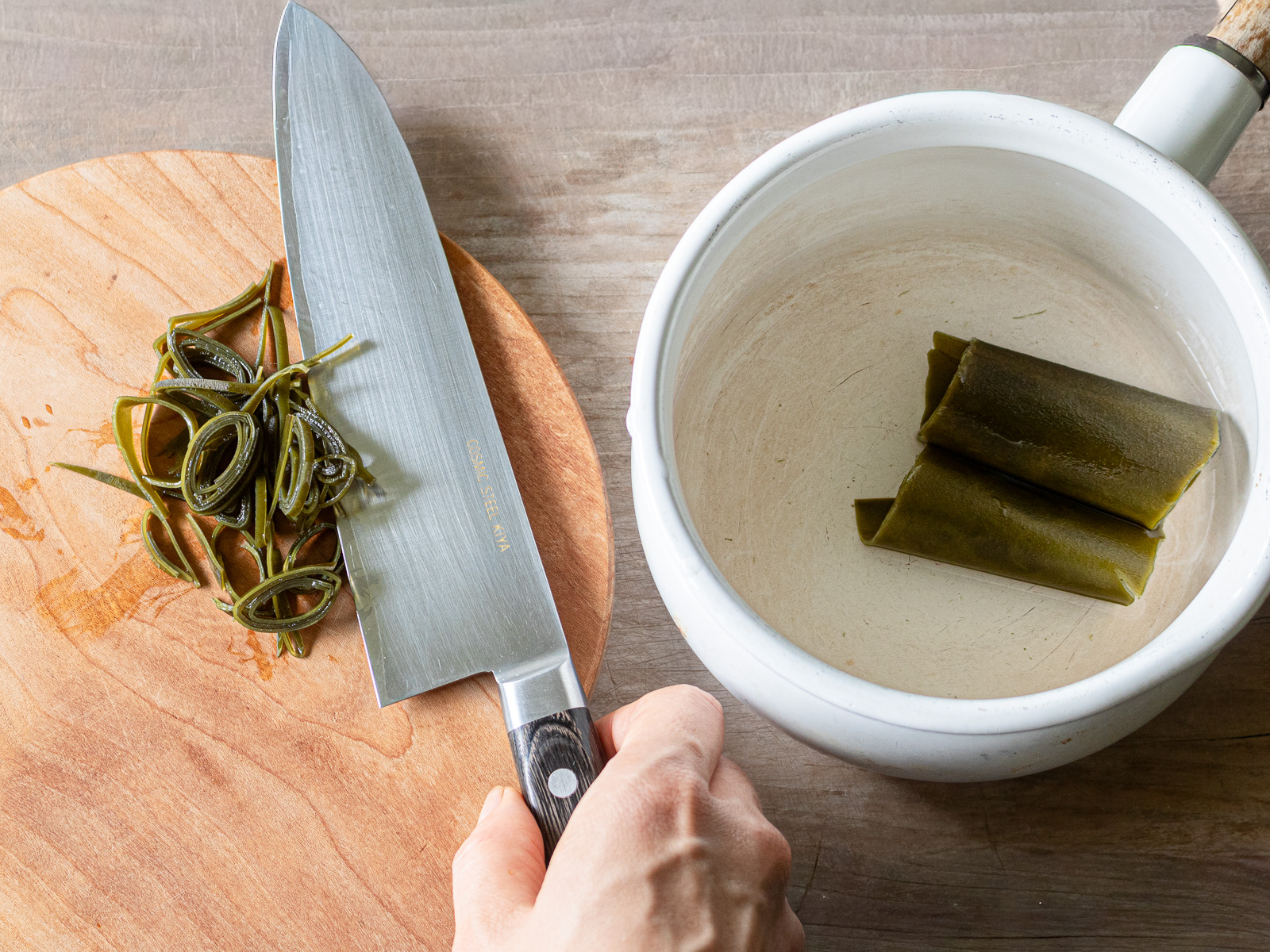 鍋で昆布を戻す様子