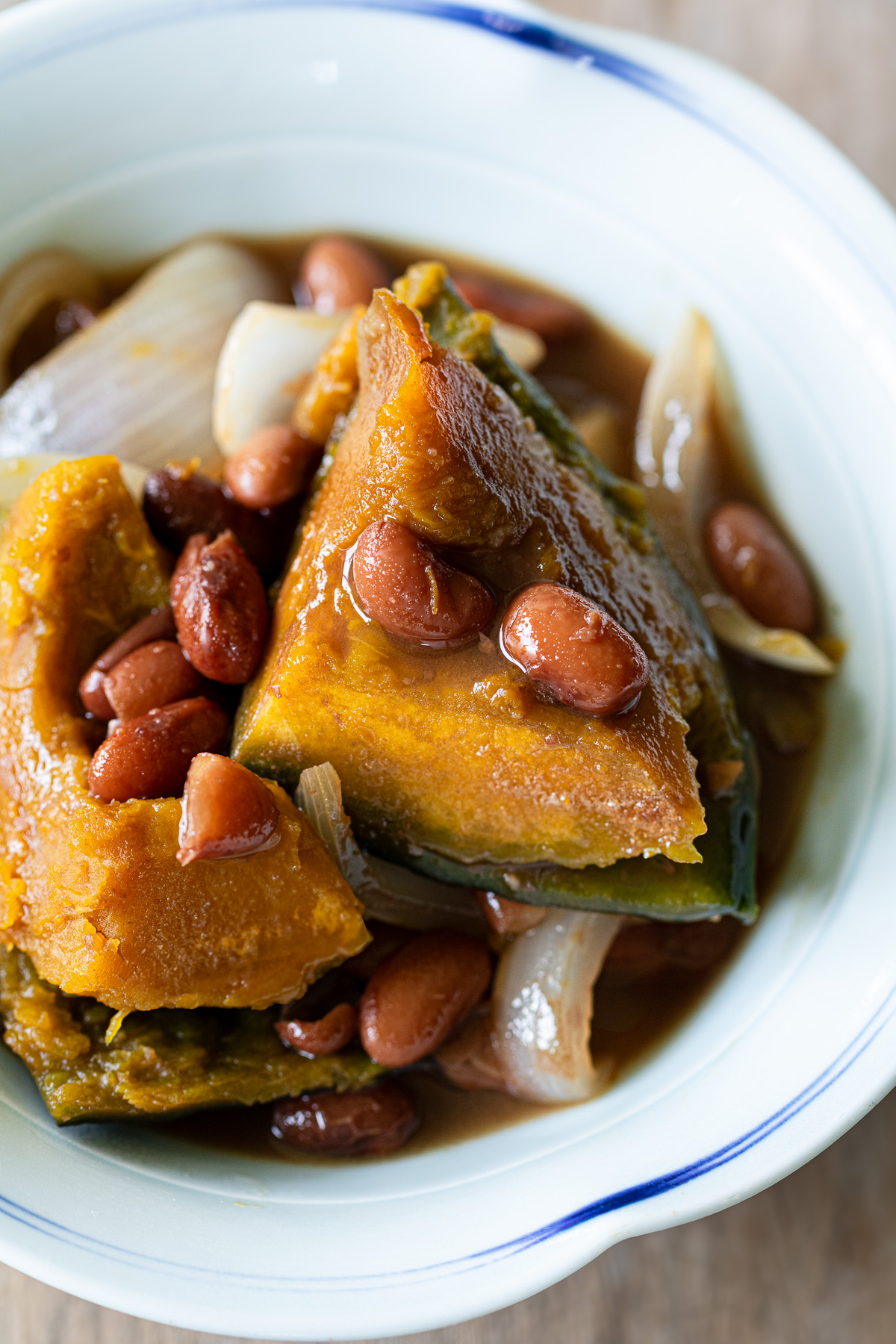 とろっと煮えたうずら豆と玉ねぎに、ホクホクのかぼちゃ。かぼちゃとうずら豆の甘辛煮。