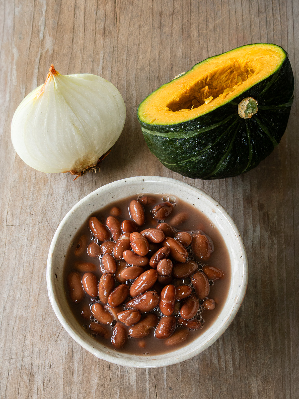 かぼちゃとうずら豆の甘辛煮に使う材料:かぼちゃ、玉ねぎ、茹でたうずら豆