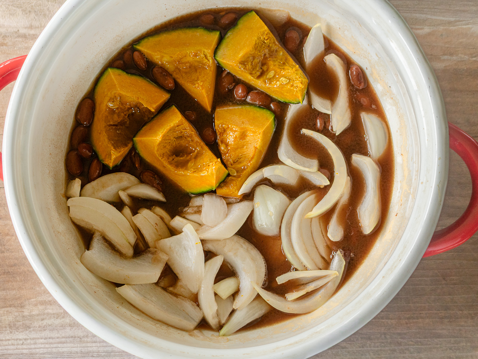 調味料とうずら豆の煮汁を入れた鍋に野菜を加えたところ