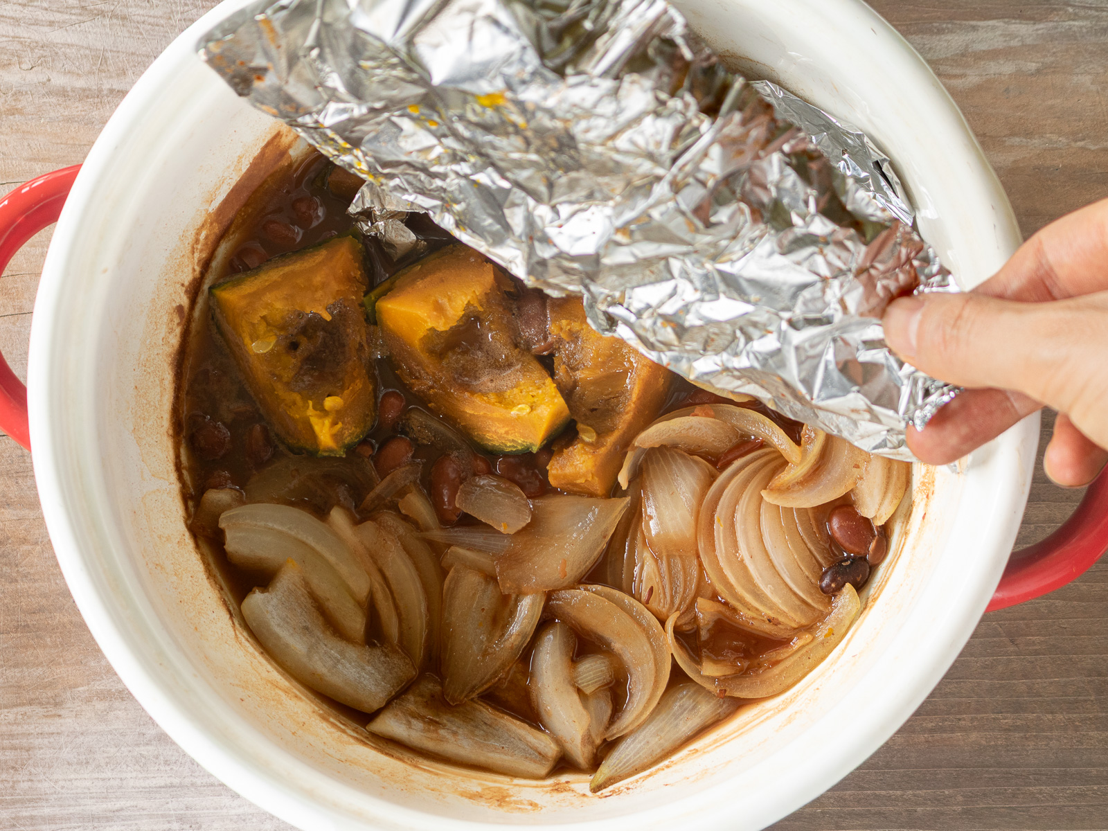 弱火でことこと煮込んでいるかぼちゃとうずら豆