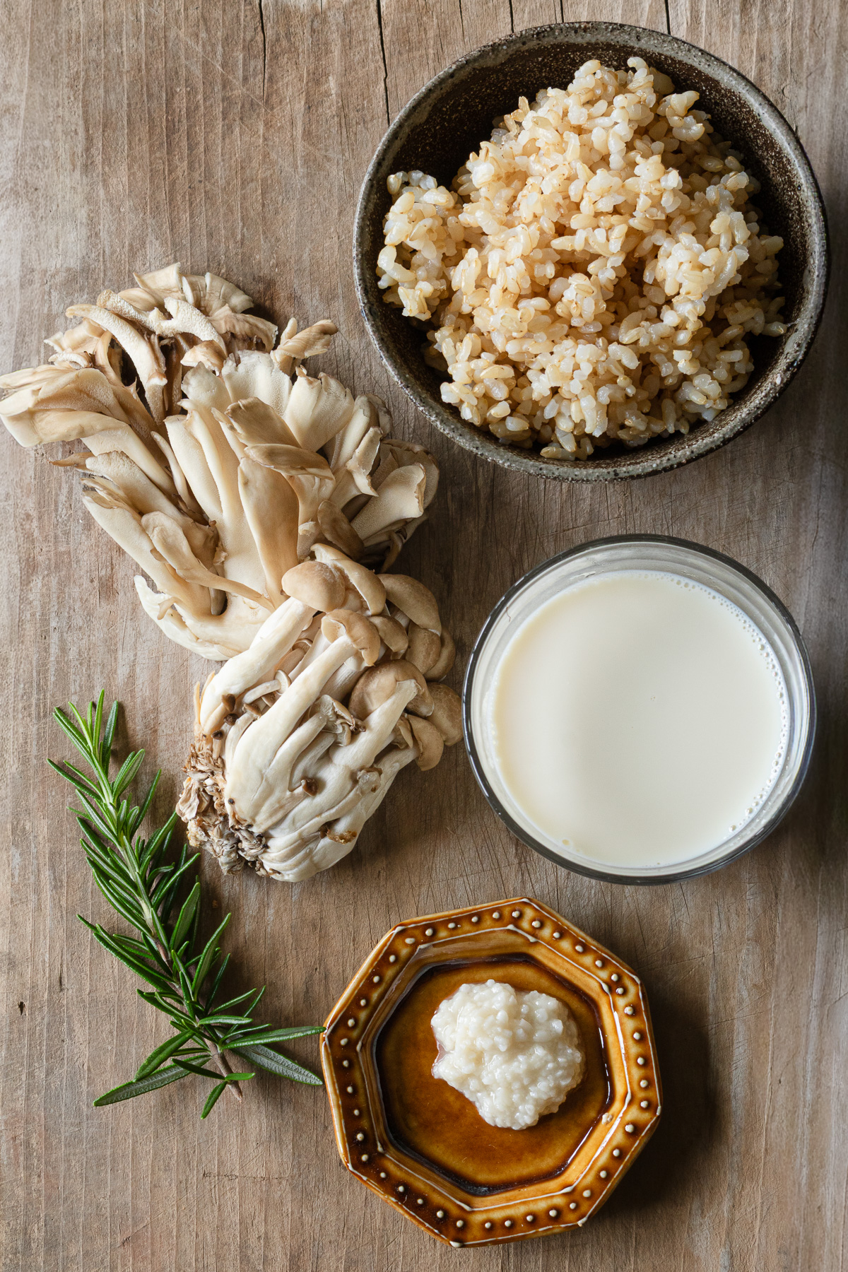 きのこと豆乳のリゾットの材料:玄米ごはん、しめじ、舞茸、無調製豆乳、塩麹、ローズマリー