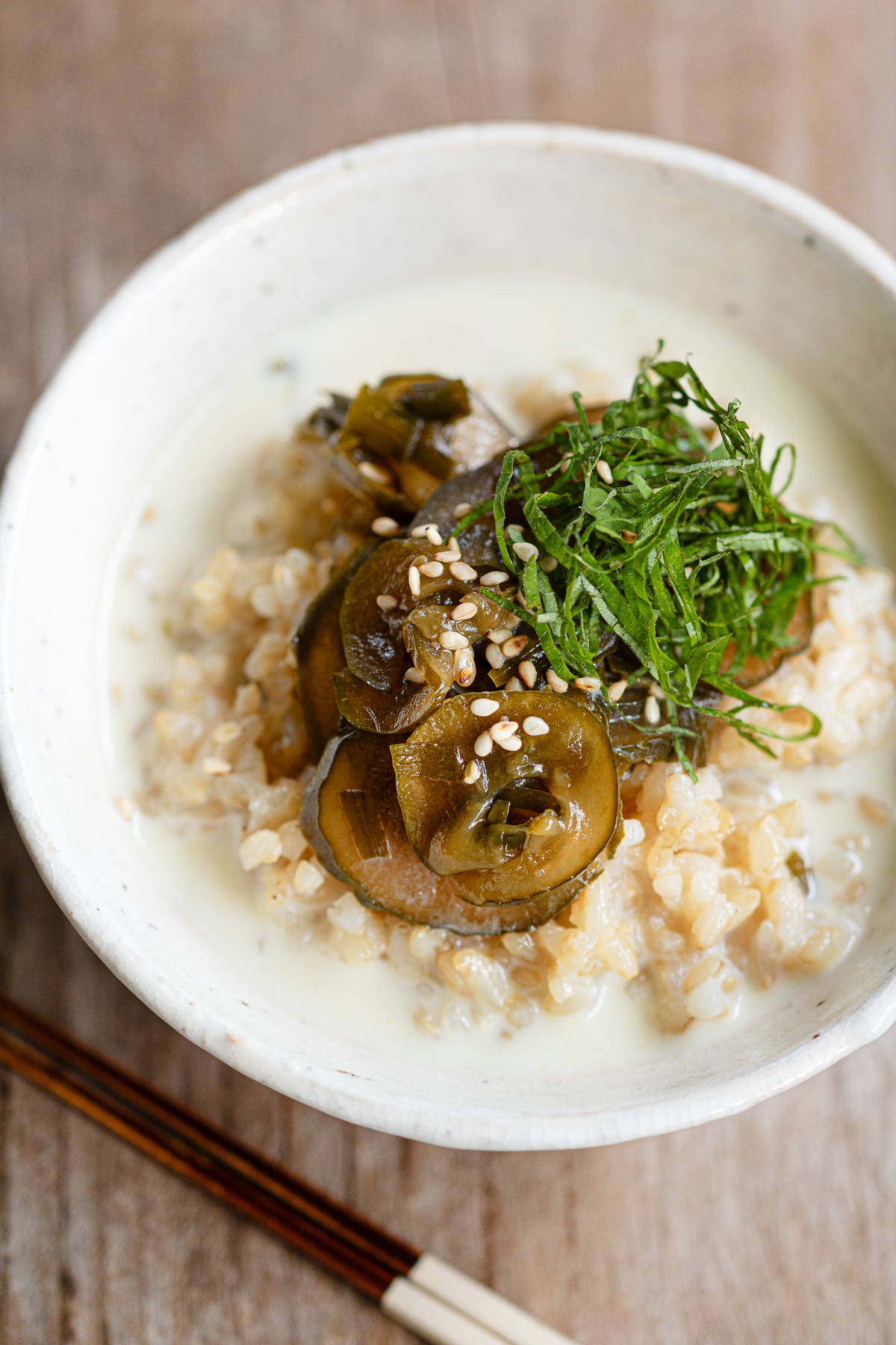 エゴマの葉ときゅうりのパリパリ漬けをのせた豆乳茶漬け
