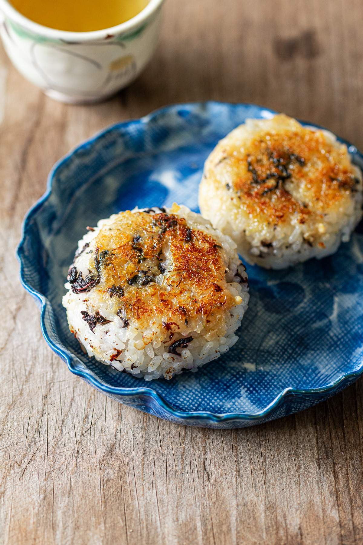 ゆかりの味噌焼きおにぎり、白味噌と麦味噌の味噌ペーストを塗って焼き上げた完成写真