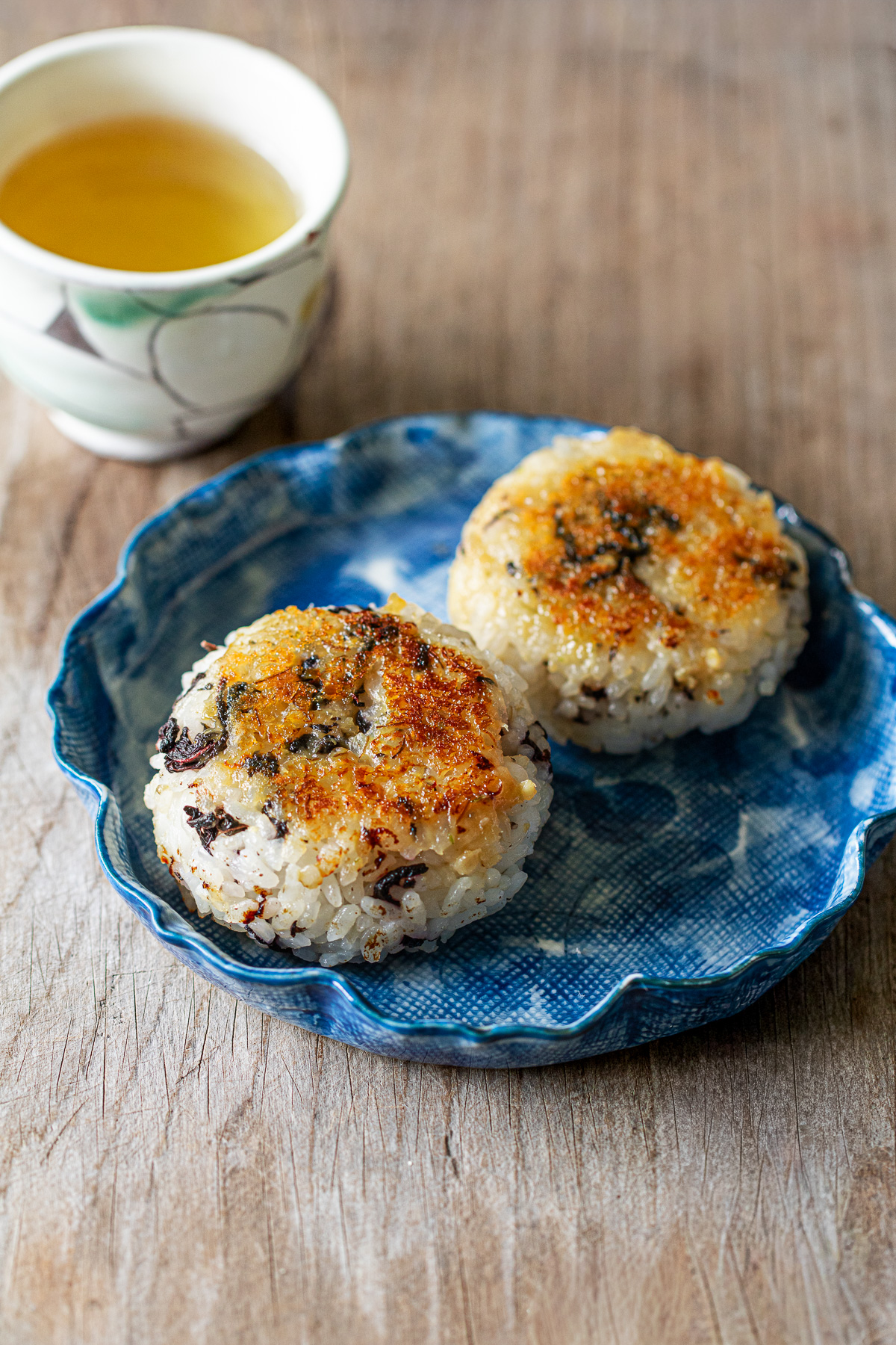 こんがり美味しそうに焼けたゆかりの味噌焼きおにぎり