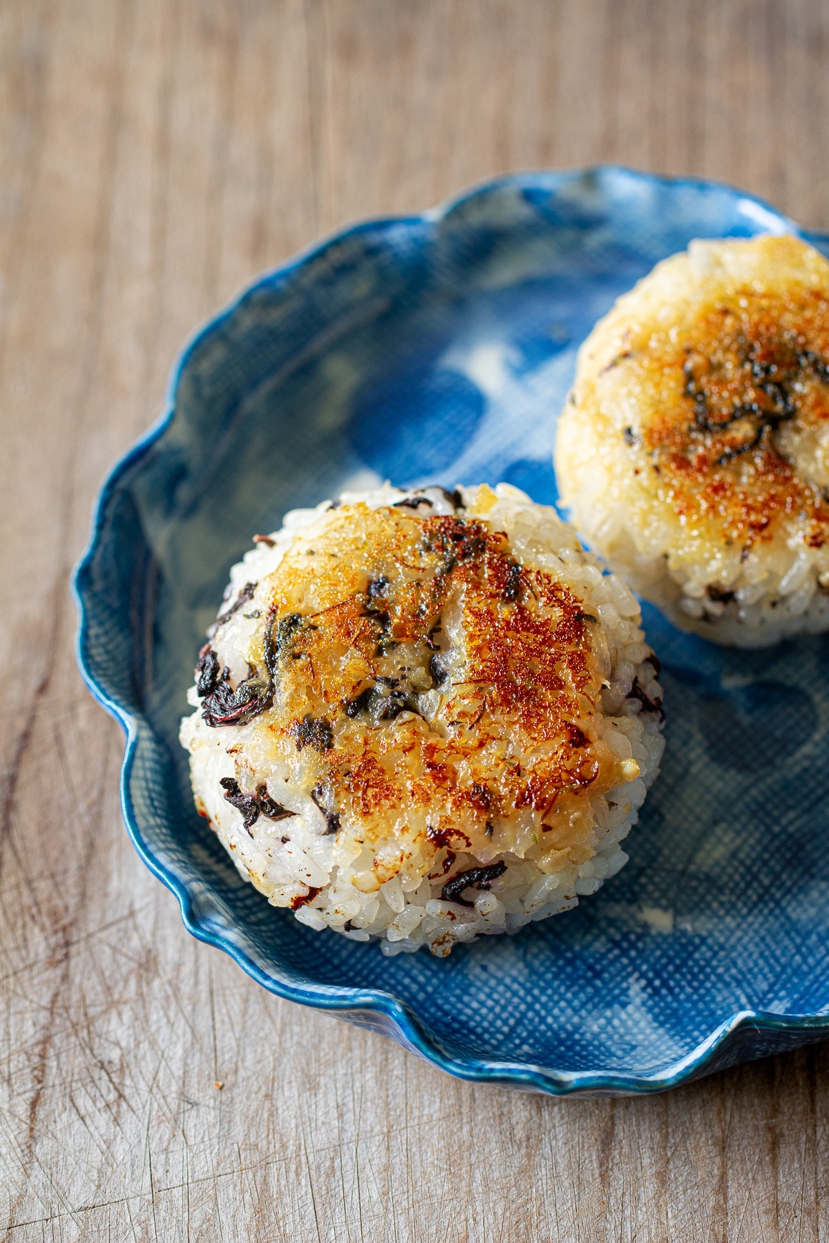 焼き上がったゆかりの味噌焼きおにぎり、ゆかりと柑橘の香りが漂う一皿