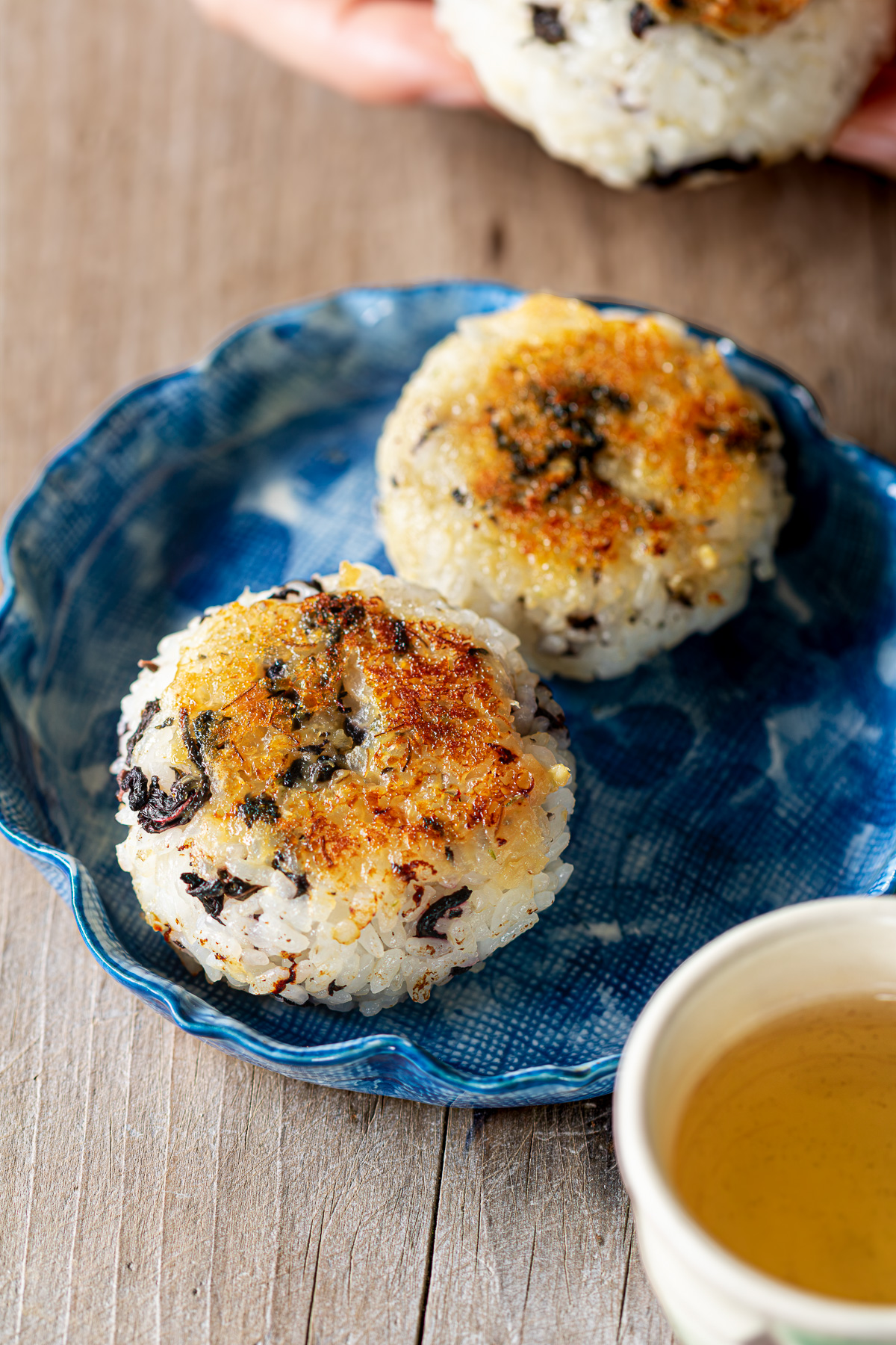 焼き上がったゆかりの味噌焼きおにぎり、ゆかりと柑橘の香りが漂う一皿
