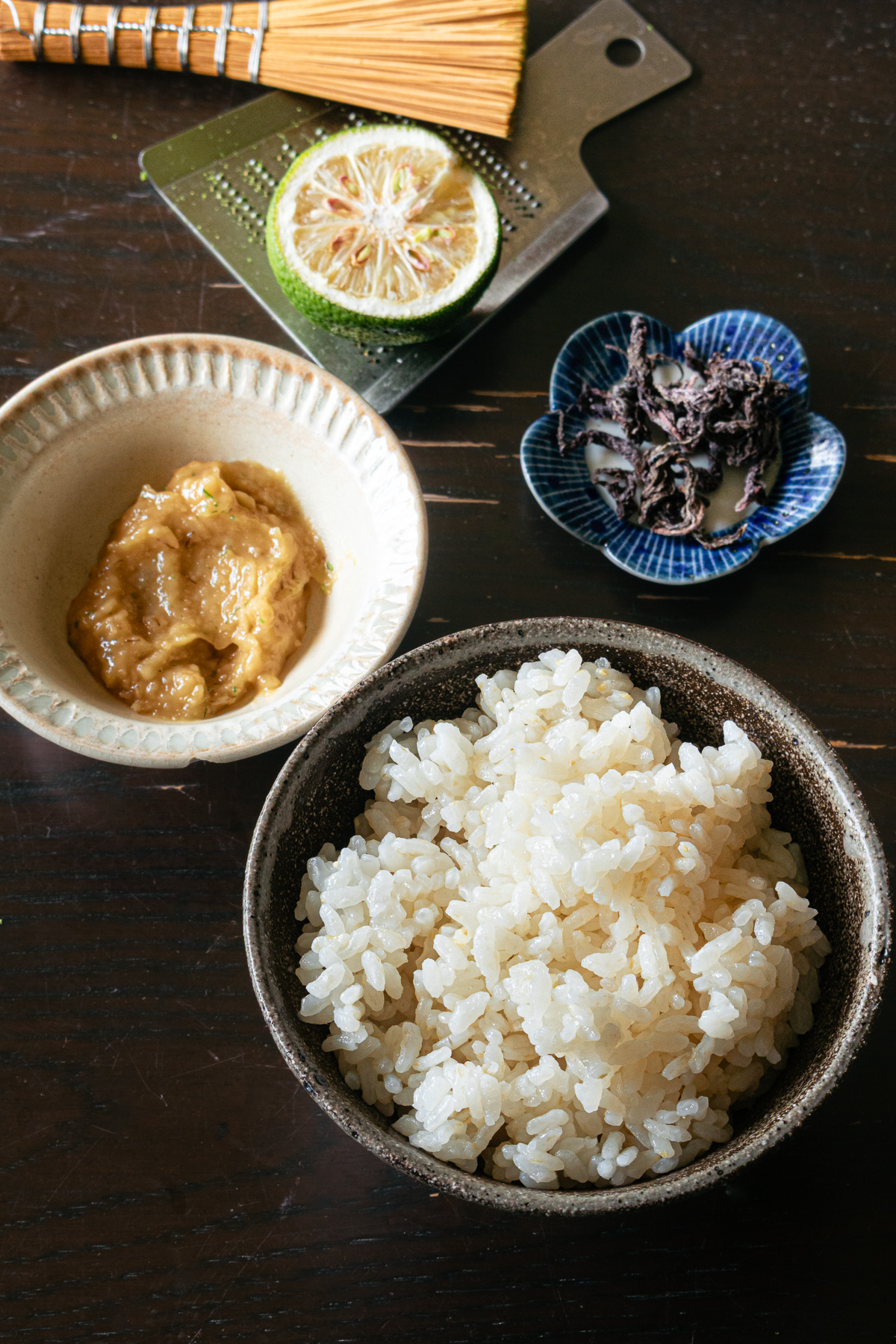 味噌焼きおにぎりの材料、白味噌、麦味噌、赤しそふりかけ、炊き立てのごはん